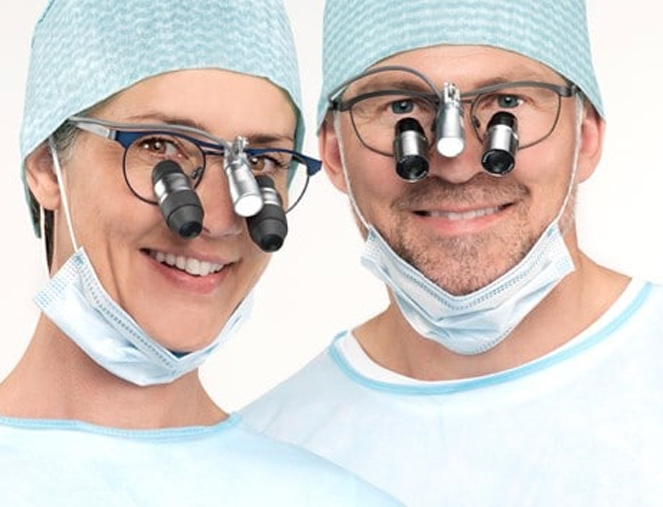 Læge og kirug med lupbriller fra Rønvig Syn & Ergonomi